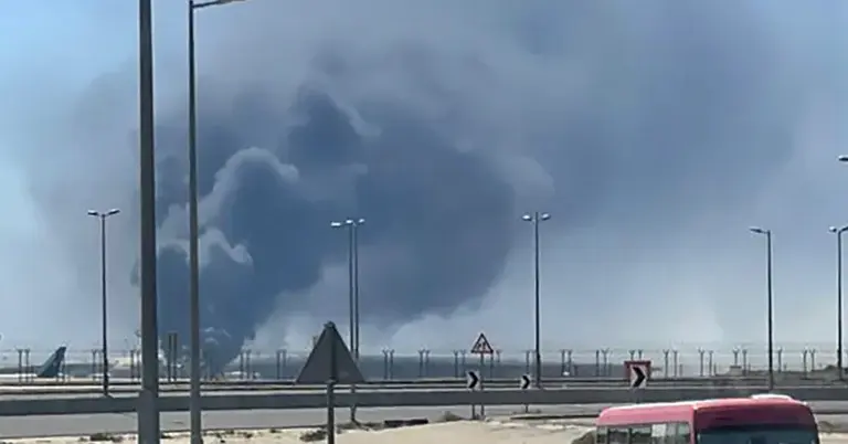 কুয়েতের আন্তর্জাতিক বিমানবন্দরের এলাকা থেকে ড্রোন হামলার পর ধোঁয়া উঠছে